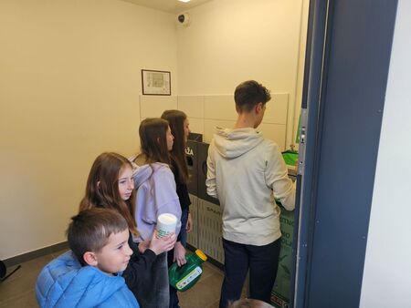Učenci OŠ Toneta Okrogarja so zbrali in oddali odpadno jedilno olje v Sparov zbiralnik (5)